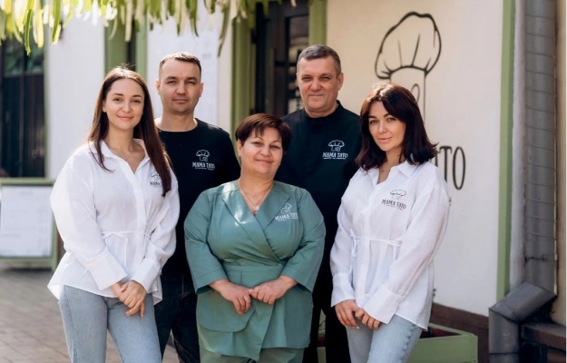 Сімʼя, яка стоїть за кафе «Мама&Тато», є відображенням справжніх цінностей родинного тепла і злагоди. «Мама&Тато» - це справжнє сімейне кафе, де подають їжу, яка зігріває душу, нагадуючи про домашній затишок.