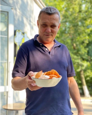 Папа пропонує Вам скуштувати щось новеньке!Чебуреники Такі ж смачні і ситні, як і звичайні, але розміром трохи більші за вареники. Завдяки цьомуїх зручніше їсти, а також можна частувати дітям.Склад-фарш свинини;фарш телятини;